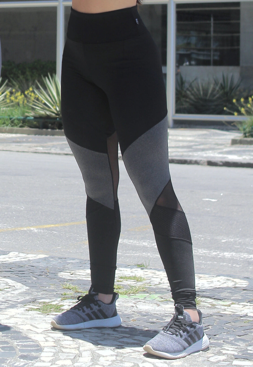 Calça Legging e Tela Preto Cintura Alta Assimétrica com Detalhe em Tulê