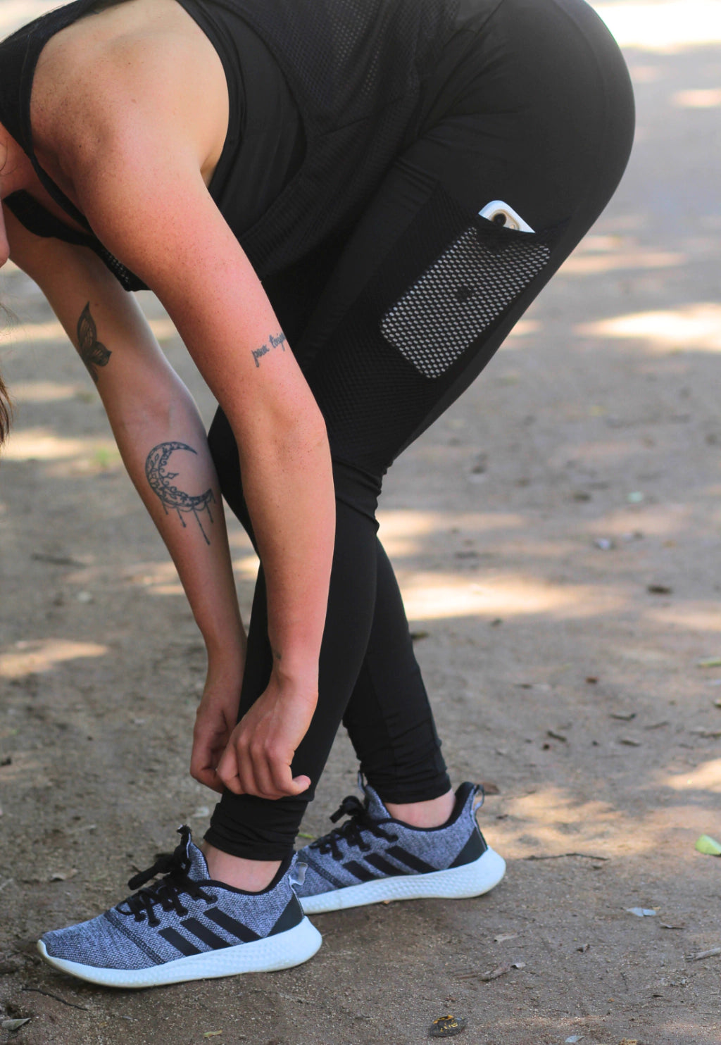 Calça Legging com Bolso em Tela Dry + Regata de Tela + Top Tomara que Caia Preto com Rosé Conjunto Fitness