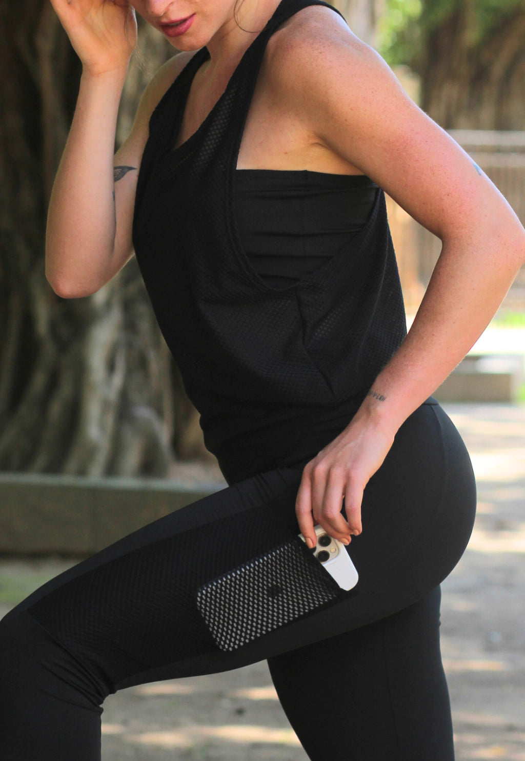 Calça Legging com Bolso em Tela Dry + Regata de Tela + Top Tomara que Caia Preto com Rosé Conjunto Fitness