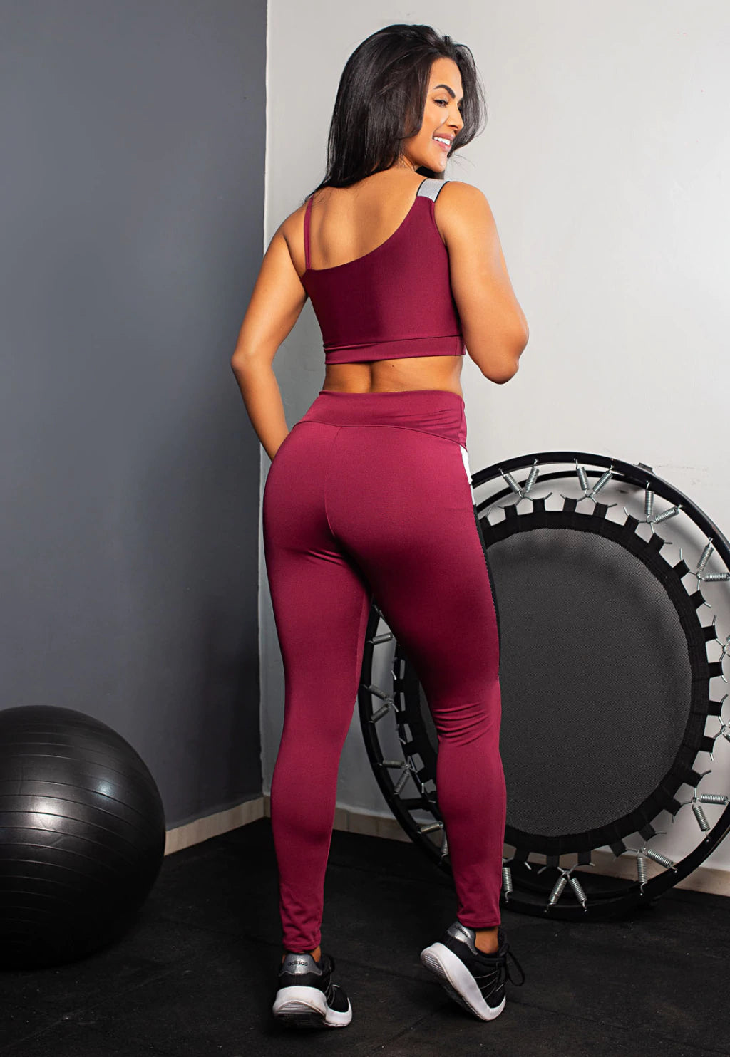 Calça Legging com Bolso de Tela + Cropped Preto com Elásticos Conjunto Fitness
