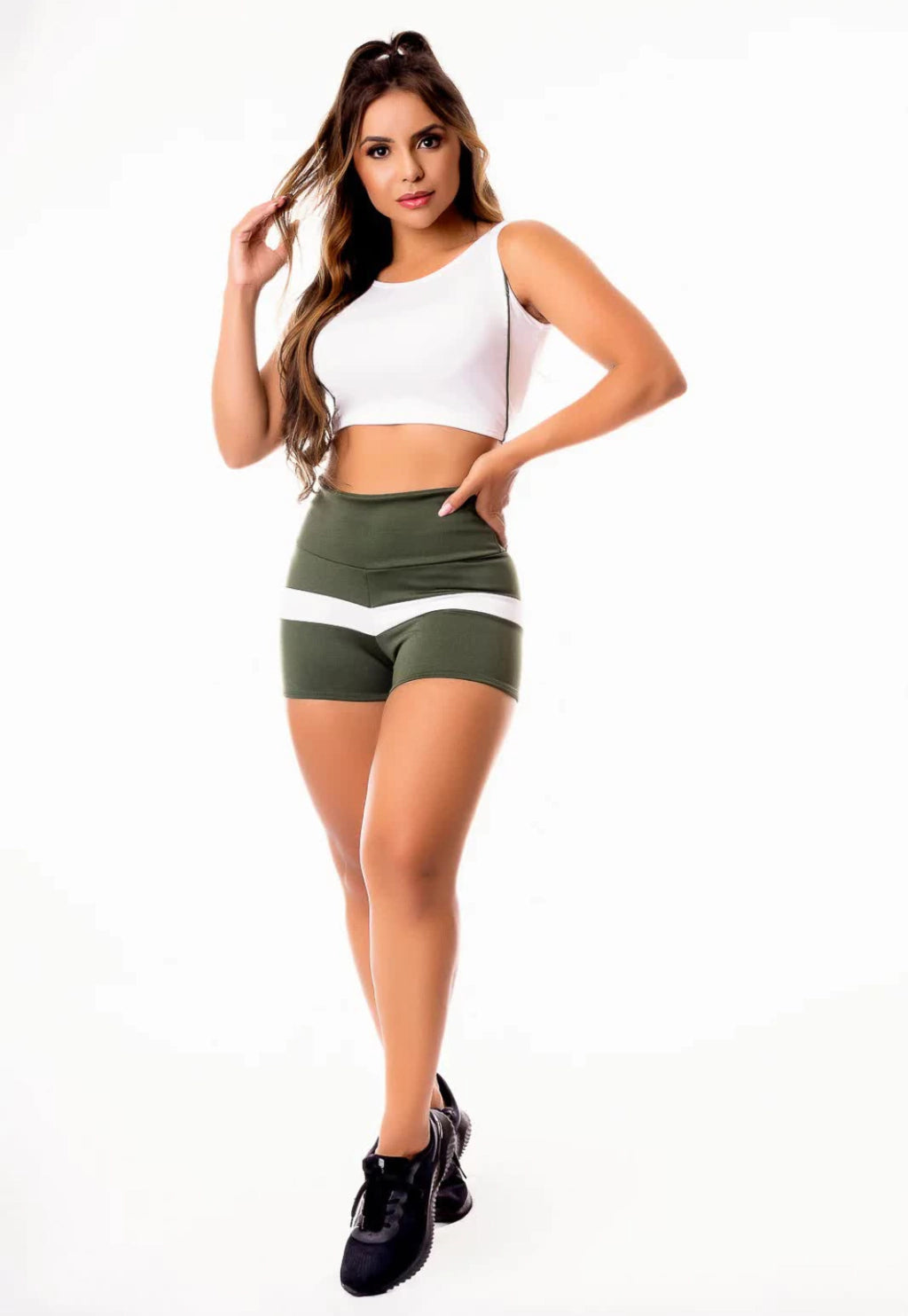 Short Verde Militar com Branco Cintura Alta e Cropped Regata Branco com Detalhes em Vivo Academia Conjunto Fitness Feminino