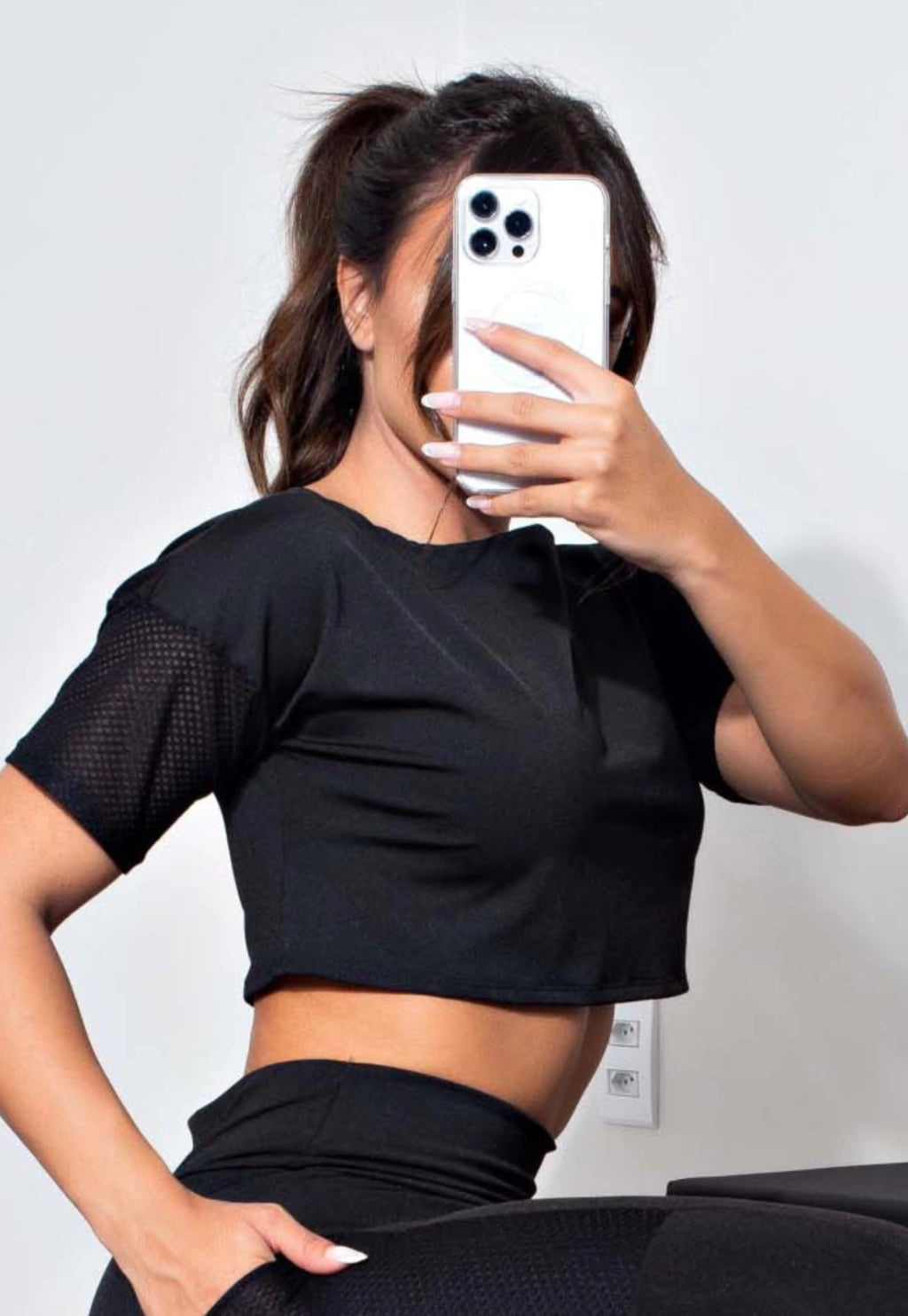 Cropped Fitness Preto com Detalhe Tela