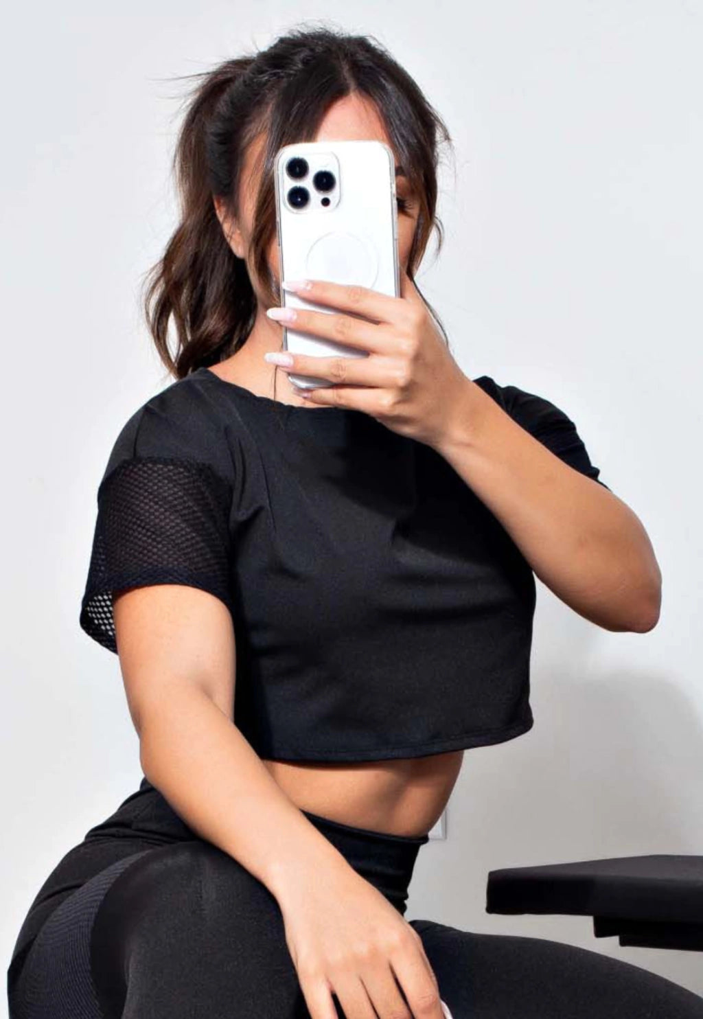 Cropped Fitness Preto com Detalhe Tela