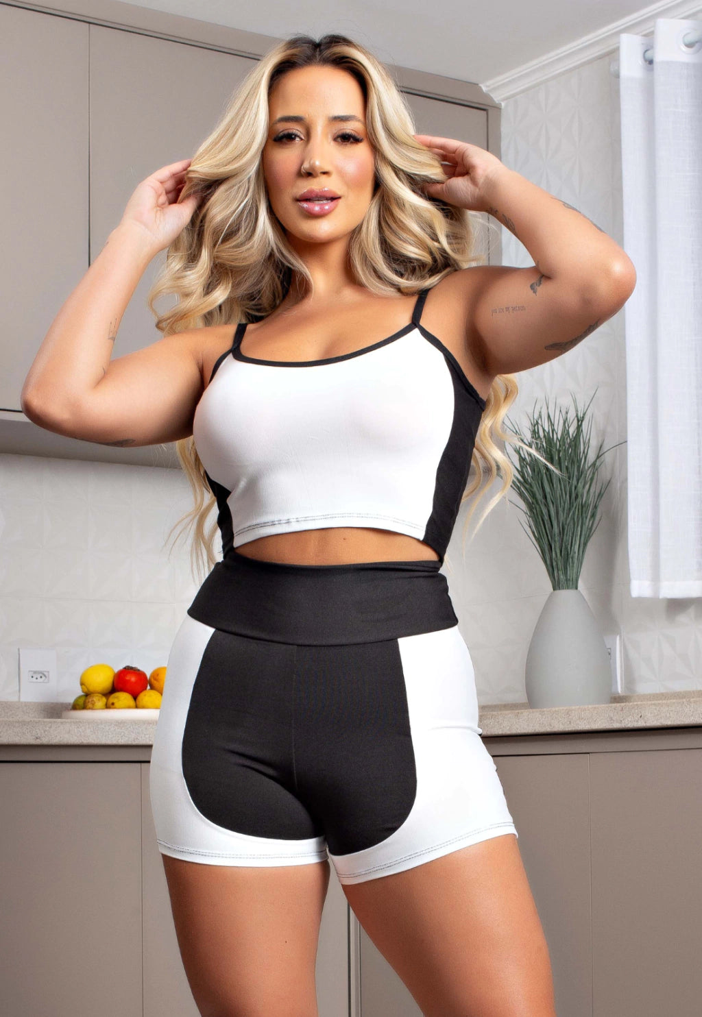 Short Preto com Branco Cintura Alta e Cropped Alcinha Academia Conjunto Fitness Feminino