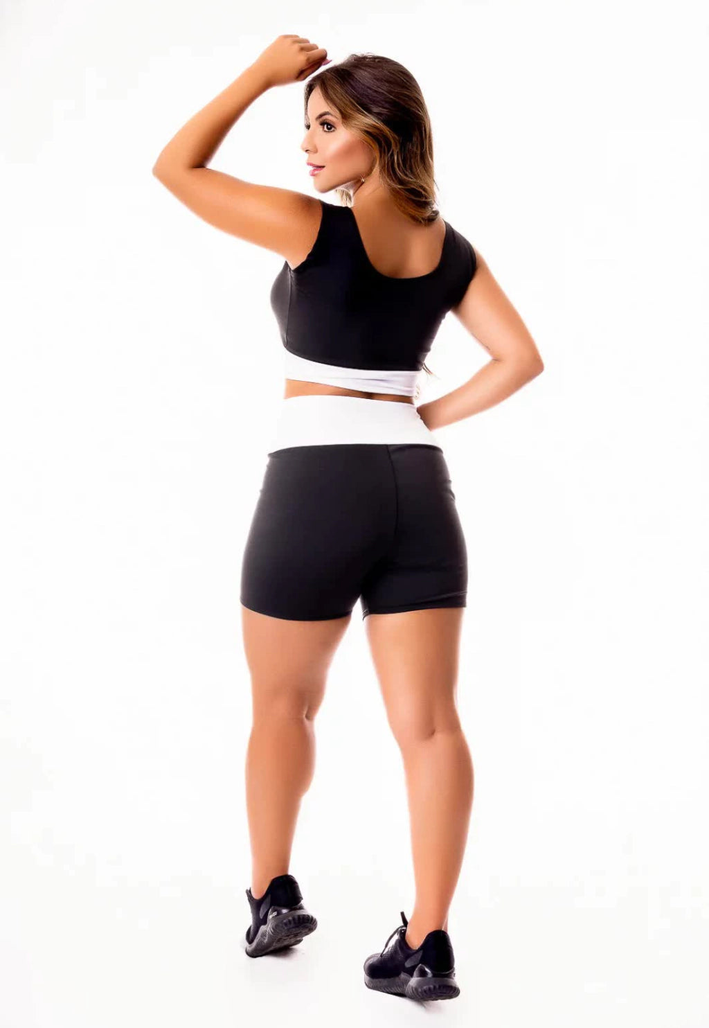 Conjunto Fitness Feminino Short Preto com Branco Cintura Alta e Cropped Regata Academia