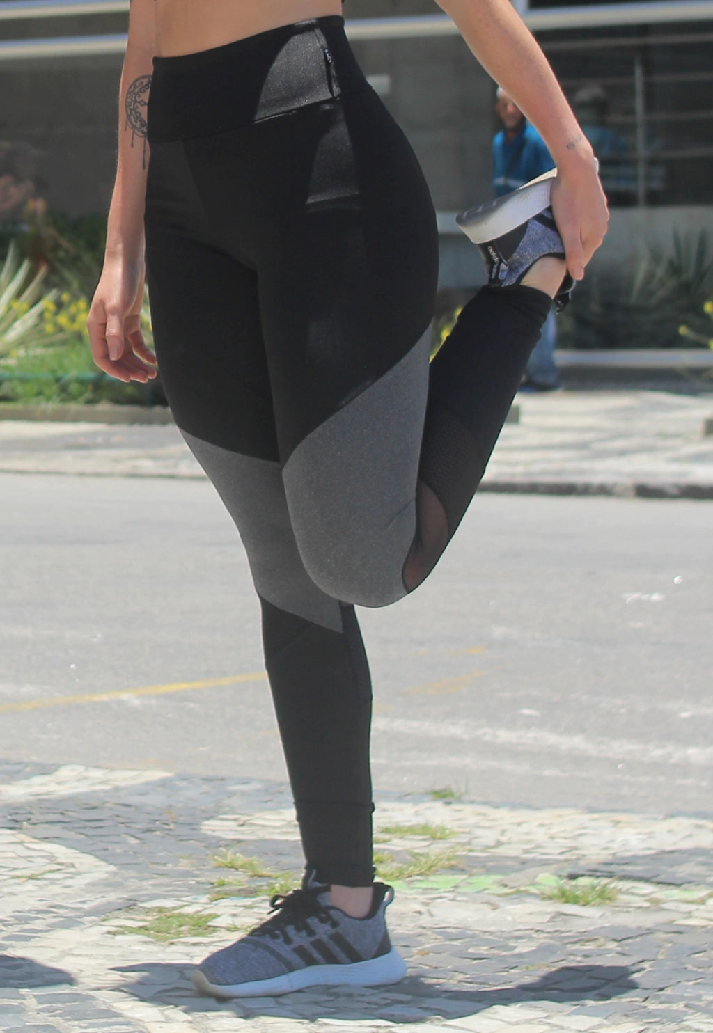 Calça Legging e Tela Preto Cintura Alta Assimétrica com Detalhe em Tulê