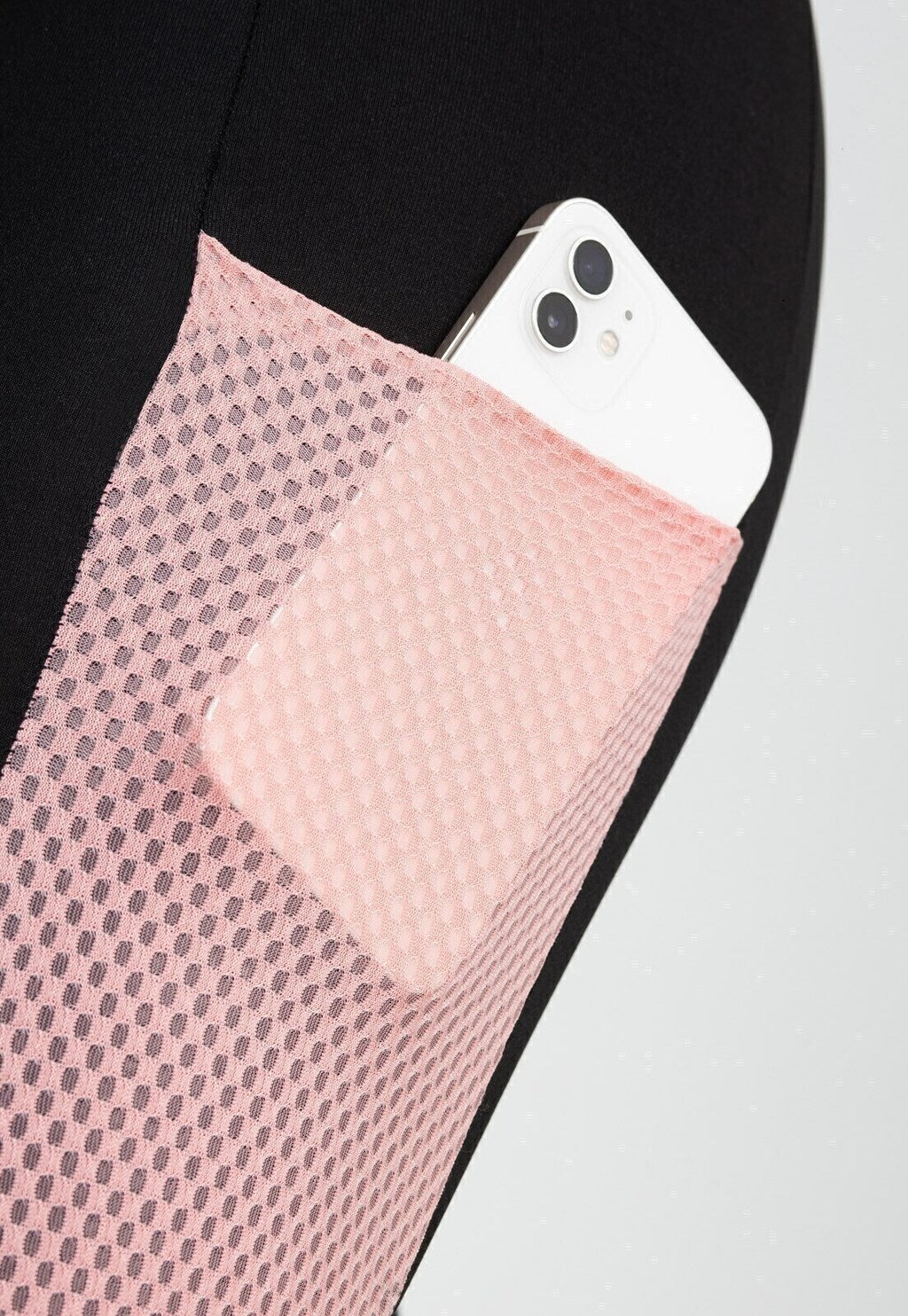 Calça Legging com Bolso em Tela Dry + Regata de Tela + Top Tomara que Caia Preto com Rosé Conjunto Fitness