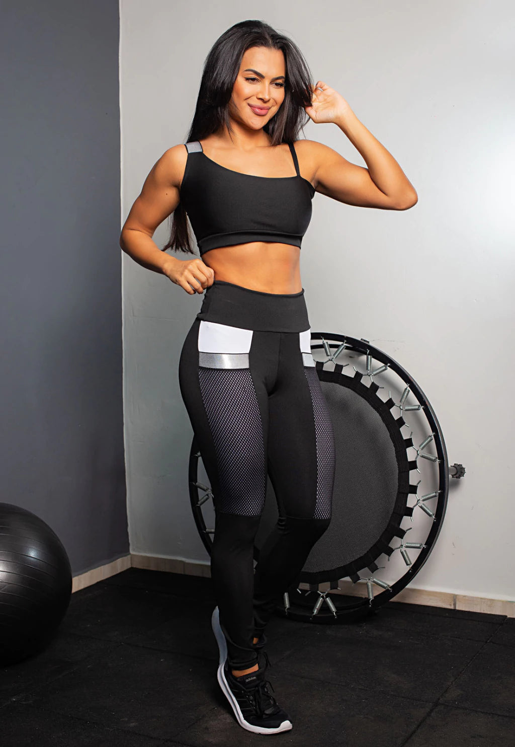 Calça Legging com Bolso de Tela + Cropped Preto com Elásticos Conjunto Fitness